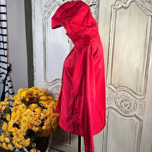 Patagonia Women's Dark Pink Hooded Waterproof Jacket - Picture 8 of 16